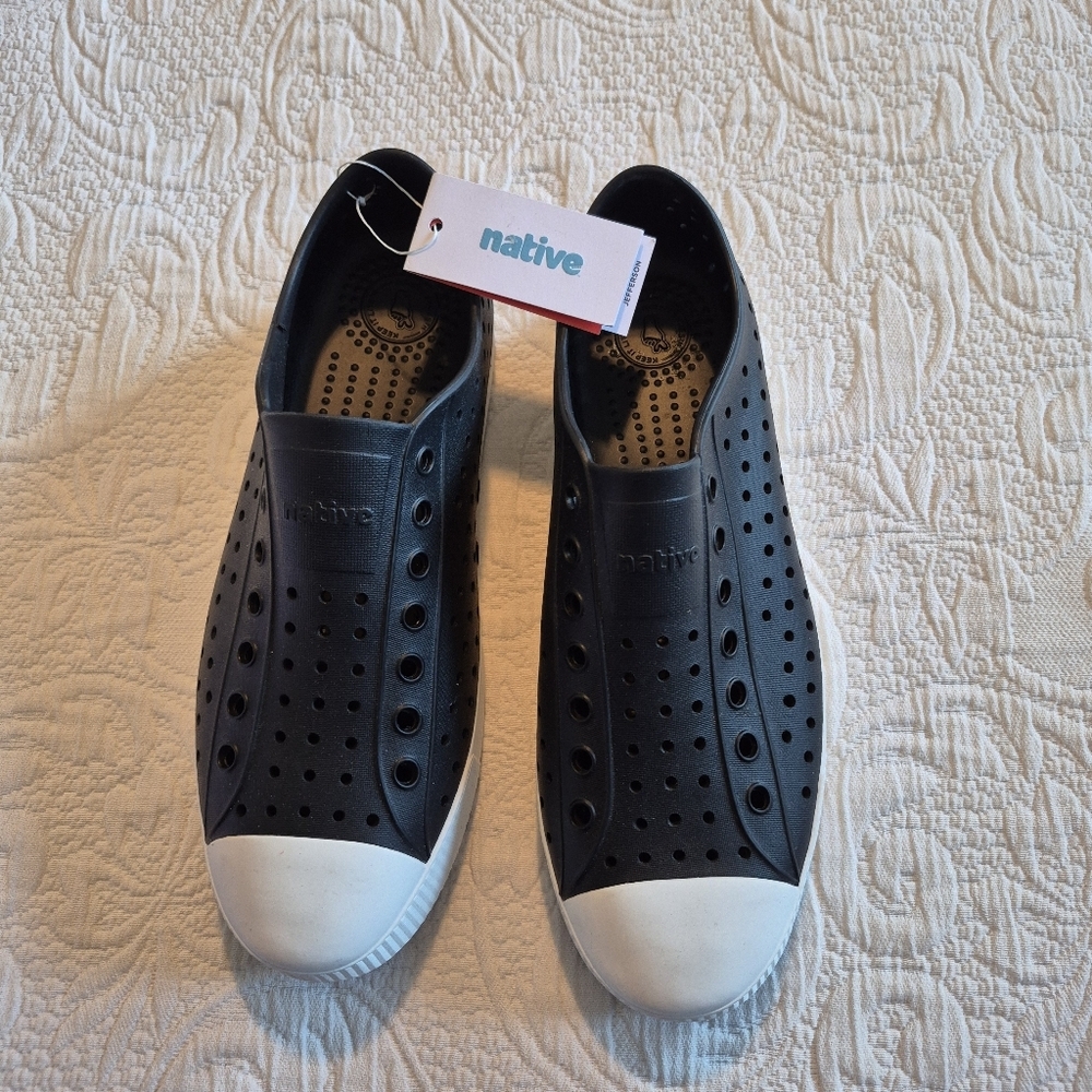 Native Jefferson shoes men's size US 11 black with white trim, NEW